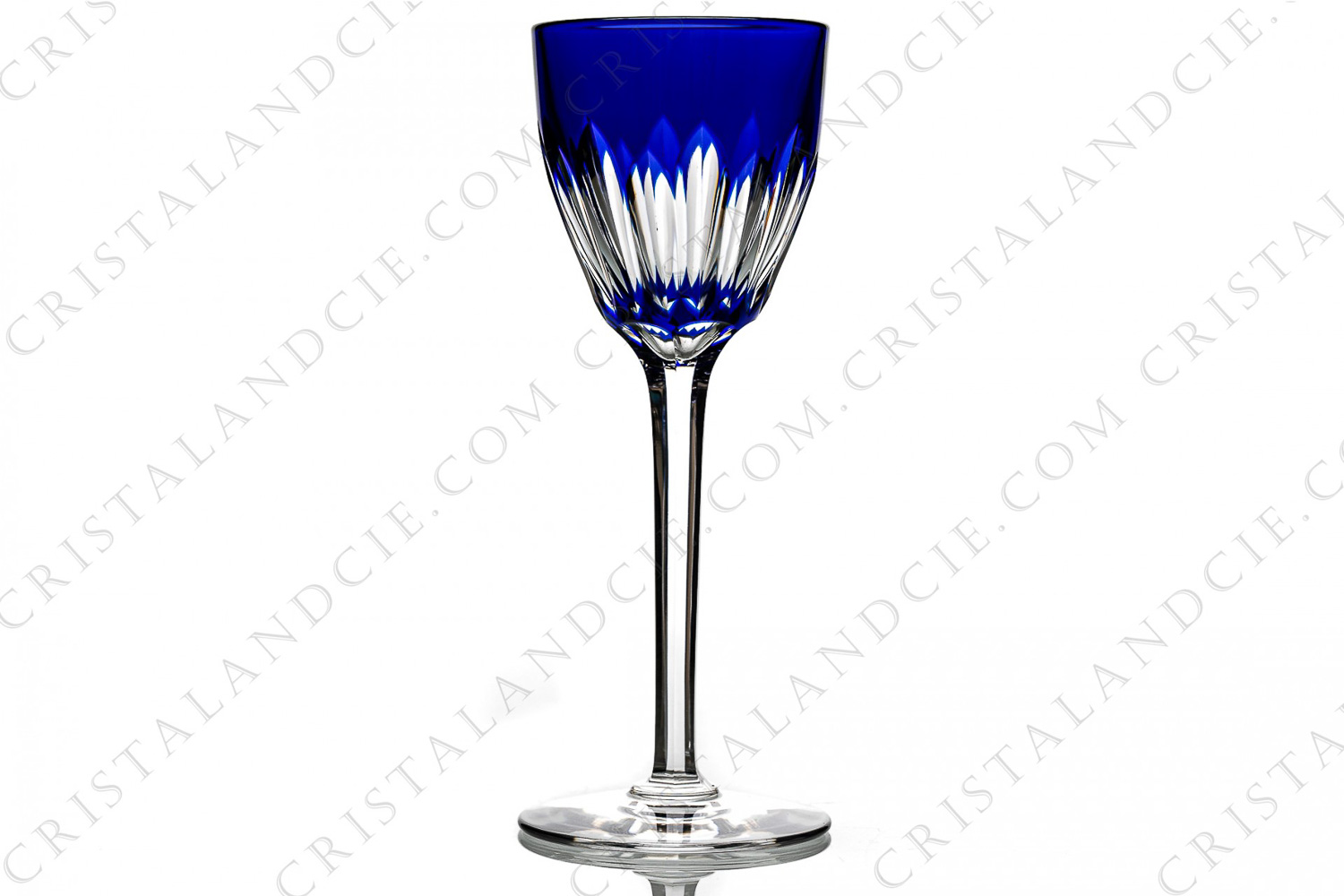 Verre à vin du Rhin roemer en cristal double-couches bleu de Baccarat modèle Vérone dont la paraison est ornée de biseaux et la jambe taillée photo-1