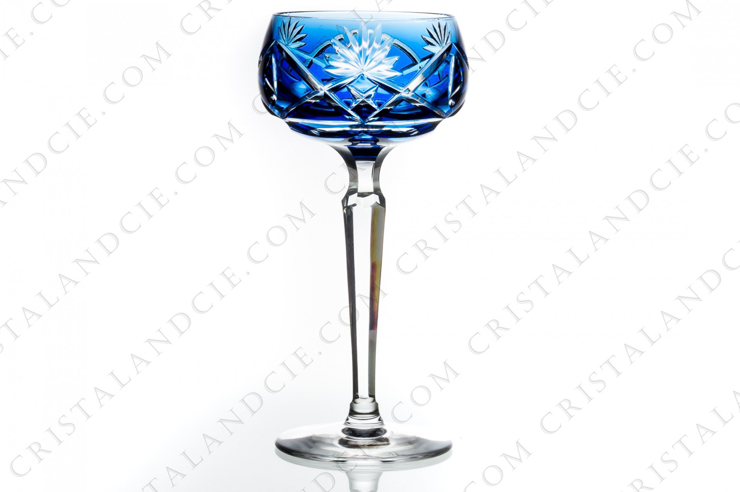 Verre à vin du Rhin roemer en cristal double-couches bleu de Val Saint-Lambert modèle Bonn Fantaisie présentant un important décor taillé photo-1