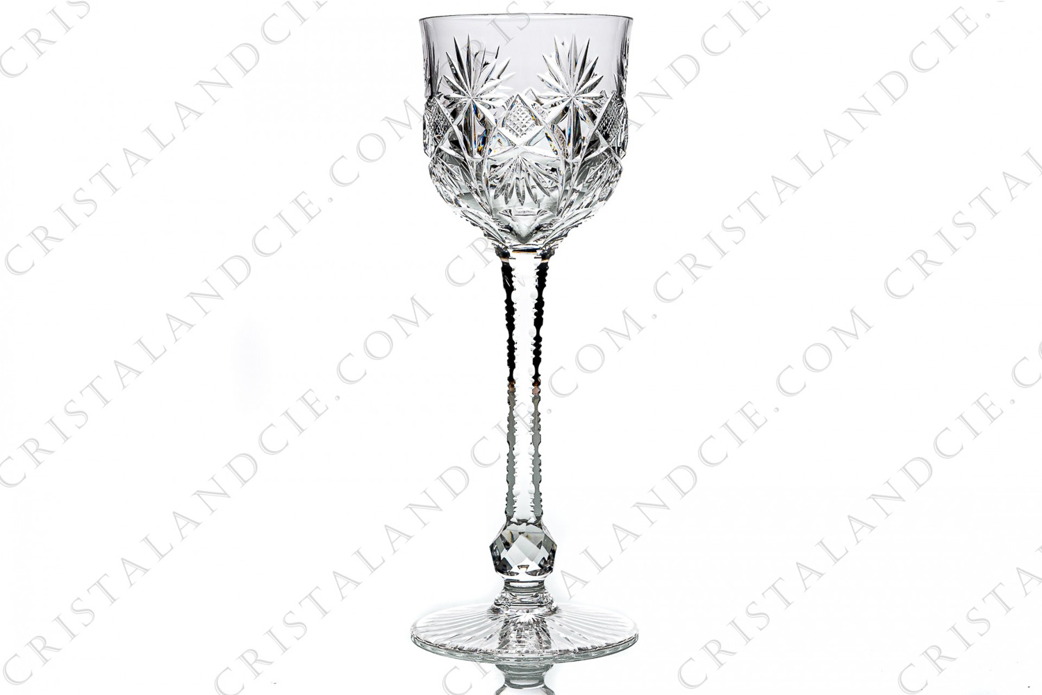 Verre à vin du Rhin roemer en cristal de Saint-Louis modèle Cosmos taille 7113 présentant un important décor taillé sur la paraison, une jambe ciselée munie d une bague à facettes et une étoile sous le pied photo-1