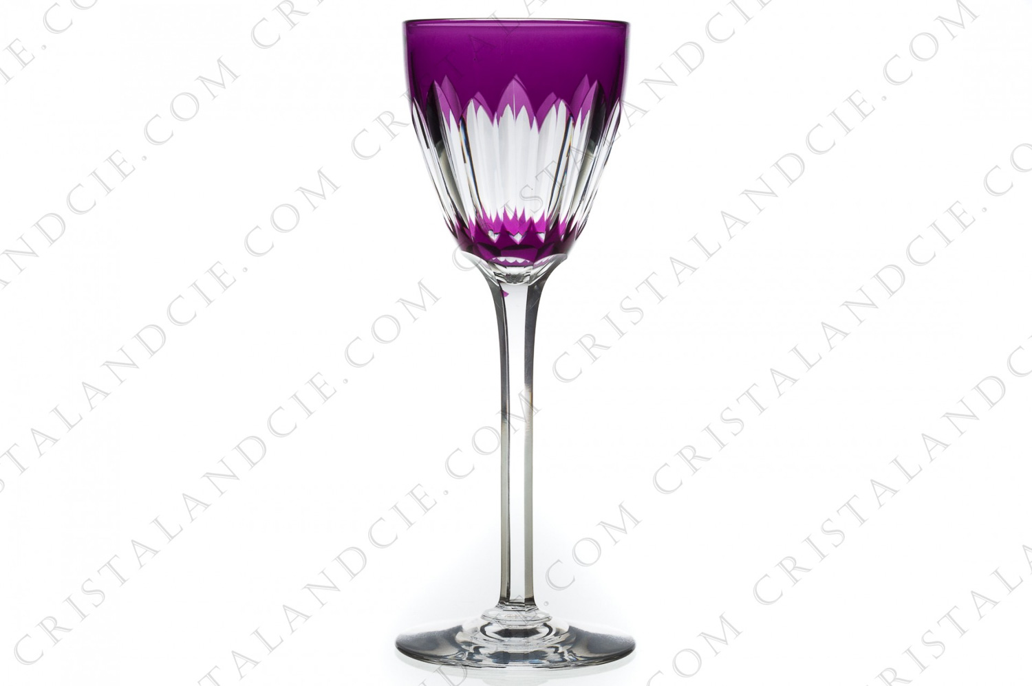 Verre à vin du Rhin roemer en cristal double-couches améthyste de Baccarat modèle Vérone dont la paraison est ornée de biseaux et la jambe taillée photo-1