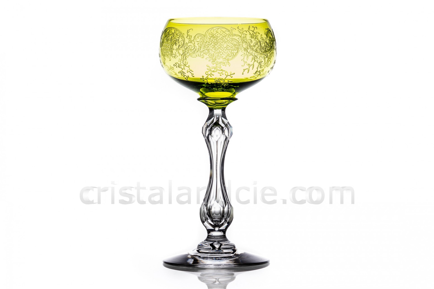 Verre à vin du Rhin roemer en cristal chartreuse de Saint-Louis modèle Mikado présentant une originale jambe creuse taillée et dont la paraison est gravée avec le décor 899 photo-1