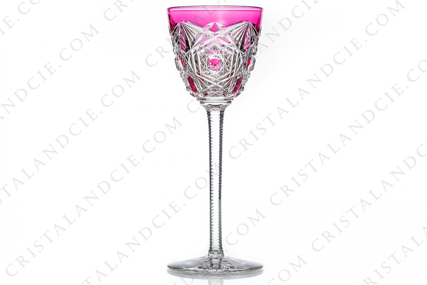 Verre à vin du Rhin roemer en cristal double couches rose de Baccarat modèle Lagny présentant un important décor taillé sur la panse et le pied photo-1
