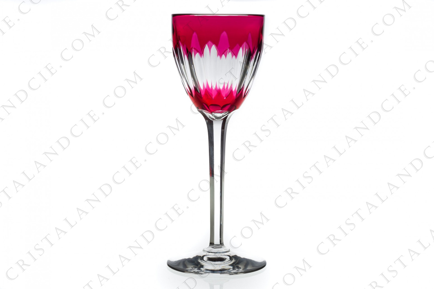 Verre à vin du Rhin roemer en cristal double-couches rose de Baccarat modèle Vérone dont la panse est ornée de biseaux et la jambe taillée photo-1