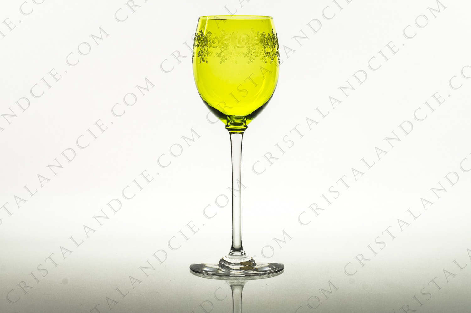 Verre à vin du Rhin roemer en cristal couleur mousse de Baccarat modèle Sévigné présentant un décor d arabesques feuillagées gravé photo-1