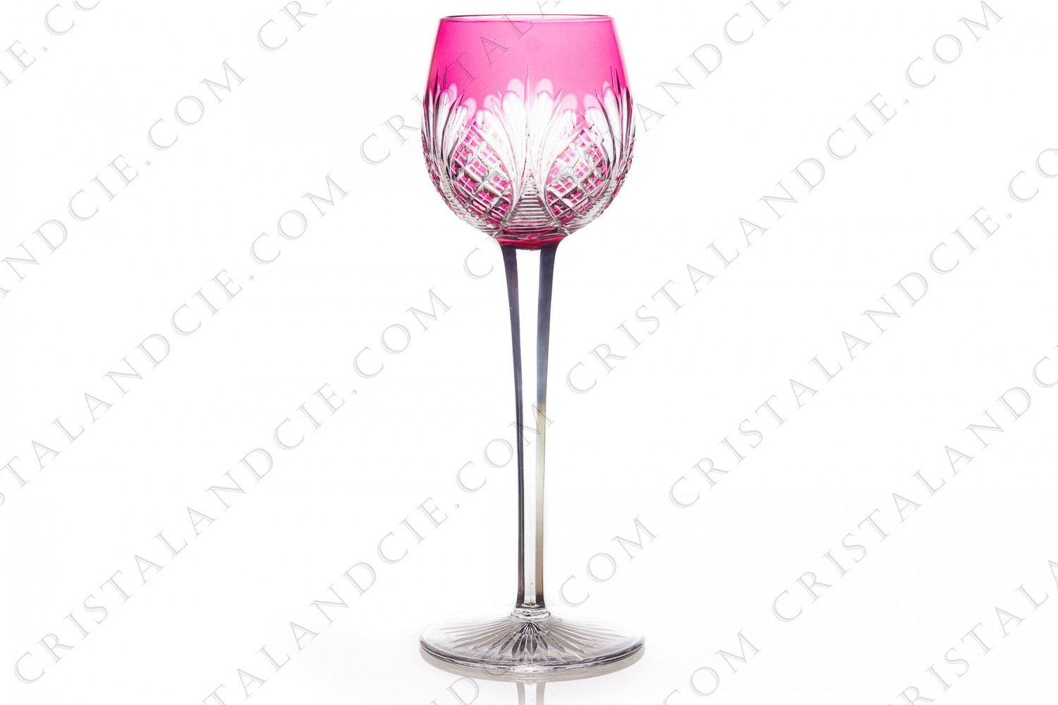 Verre à vin du Rhin roemer en cristal double-couches rose de Baccarat forme 9157 taille 9247 présentant un important décors taillé et une étoile à flammes sous le pied photo-1