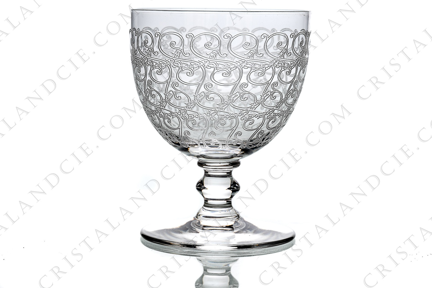 Wine glass n°4 in crystal by Baccarat pattern Rohan with an important engraved pattern and a ring on the stem photo-1