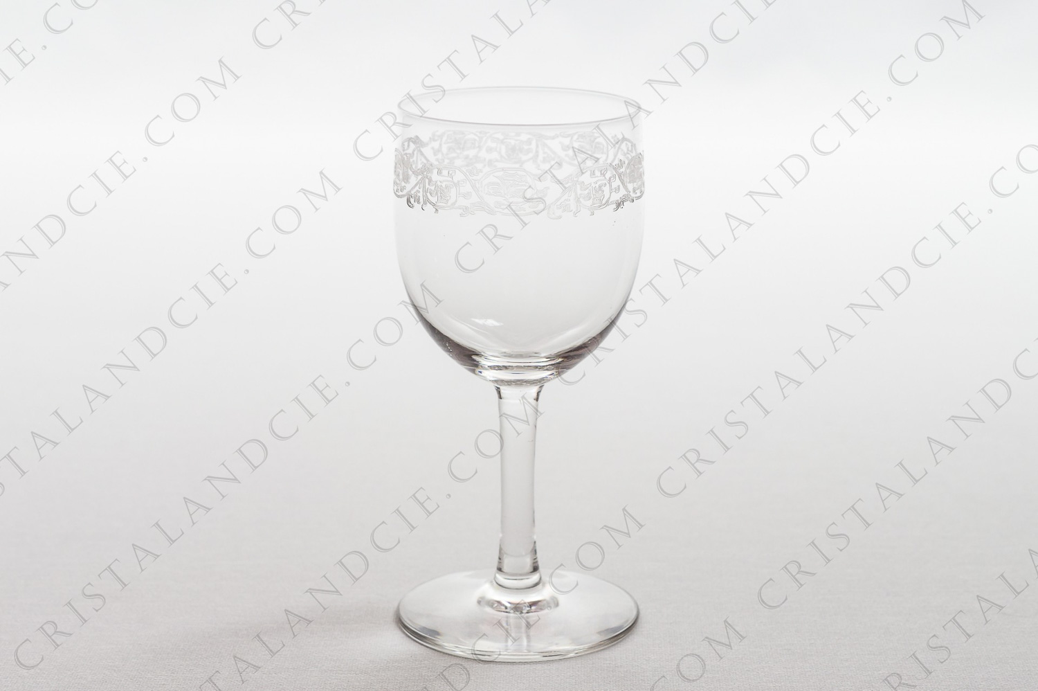 Verre à vin n°4 en cristal de Saint-Louis modèle Roty gravure au pantographe n° 40, présentant une frise de fleurs gravée photo-1