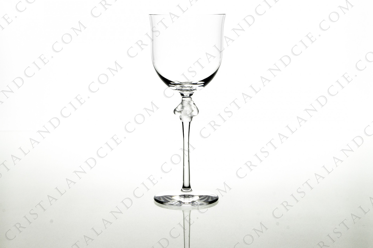 Wine glass n°4 in crystal by Lalqiue pattern Roxane with two nude women in frosted crystal on the foot photo-1