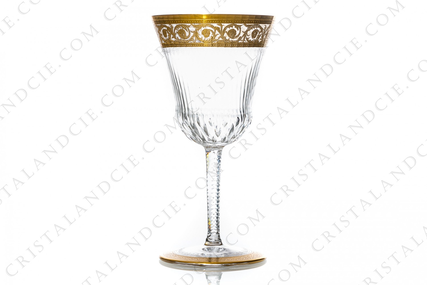 Verre à vin n°3 en cristal de Saint-Louis modèle Thistle présentant un important décor taillé et gravé incrusté d or photo-1