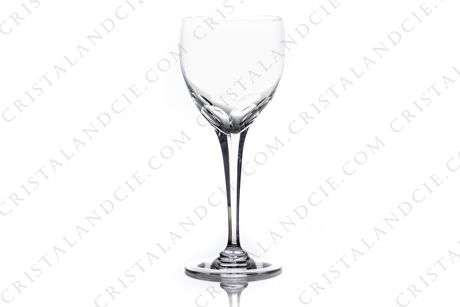 Verre à vin n°4 en cristal de Lalique modèle Tuileries dont la jambe est ornée de côtes plates photo-1