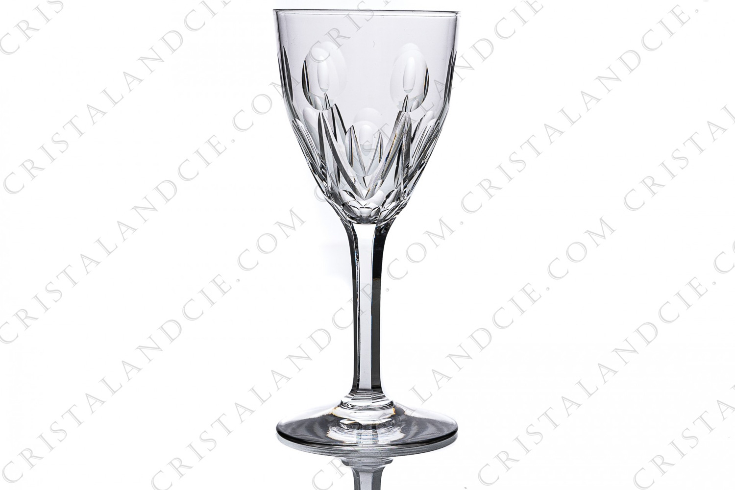 Verre à vin n°4 en cristal de Saint-Louis modèle Vic à décor taillé photo-1