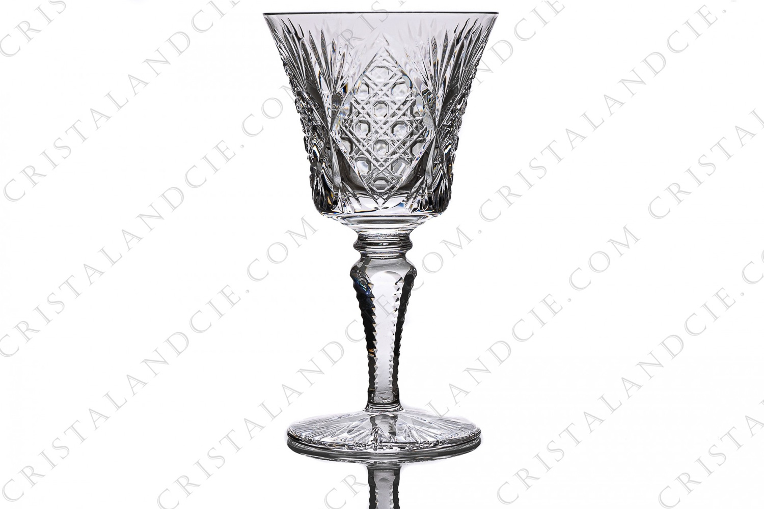 Wine glass n°4 in crystal by Saint-Louis pattern Vologne with an important cut pattern photo-1