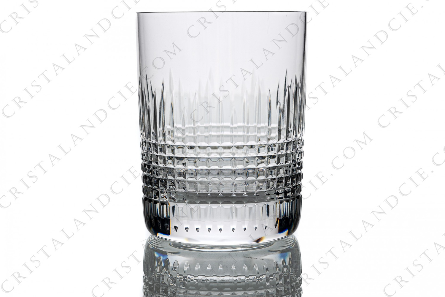Verre à Whisky, gobelet n°3 en cristal de Baccarat modèle Nancy présentant un important décor taillé de quadrillage photo-1
