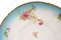 Assiette creuse en porcelaine de Limoges de la maison Sigismond Maas orné de chrysanthèmes rose et blancs sur un fond bleu clair et de liserets or photo-3