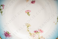 Assiette creuse en porcelaine de Limoges de la maison Sigismond Maas orné de chrysanthèmes rose et blancs sur un fond bleu clair et de liserets or photo-4