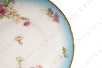 Assiette creuse en porcelaine de Limoges de la maison Sigismond Maas orné de chrysanthèmes rose et blancs sur un fond bleu clair et de liserets or photo-5