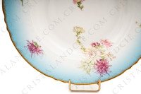 Assiette creuse en porcelaine de Limoges de la maison Sigismond Maas orné de chrysanthèmes rose et blancs sur un fond bleu clair et de liserets or photo-6