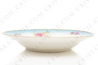 Assiette creuse en porcelaine de Limoges de la maison Sigismond Maas orné de chrysanthèmes rose et blancs sur un fond bleu clair et de liserets or photo-2