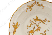 Assiette creuse en porcelaine de Limoges de la maison Bernardaud modèle Reine Elisabeth orné d oiseaux de paradis et de branchages or photo-4