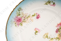Assiette à dessert en porcelaine de Limoges de la maison Sigismond Maas ornée de chrysanthèmes rose et blancs sur un fond bleu clair et de liserets or photo-3