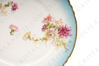 Assiette à dessert en porcelaine de Limoges de la maison Sigismond Maas ornée de chrysanthèmes rose et blancs sur un fond bleu clair et de liserets or photo-4