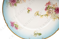 Assiette à dessert en porcelaine de Limoges de la maison Sigismond Maas ornée de chrysanthèmes rose et blancs sur un fond bleu clair et de liserets or photo-5