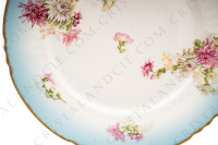 Assiette plate en porcelaine de Limoges de la maison Sigismond Maas ornée de chrysanthèmes rose et blancs sur un fond bleu clair et de liserets or photo-6