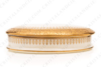 Bonbonnière en porcelaine de Limoges décorée par les ateliers CID, ornée d une large frise en incrustations or repésentant des glands et des feuilles de chêne, et d une rosace or sur le dessus photo-3