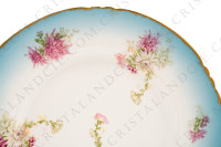 Grand plat rond creux en porcelaine de Limoges de la maison Sigismond Maas orné de chrysanthèmes rose et blancs sur un fond bleu clair et de liserets or photo-3