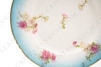 Grand plat rond creux en porcelaine de Limoges de la maison Sigismond Maas orné de chrysanthèmes rose et blancs sur un fond bleu clair et de liserets or photo-4