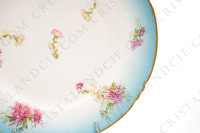 Grand plat rond creux en porcelaine de Limoges de la maison Sigismond Maas orné de chrysanthèmes rose et blancs sur un fond bleu clair et de liserets or photo-5