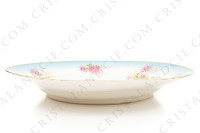 Grand plat rond creux en porcelaine de Limoges de la maison Sigismond Maas orné de chrysanthèmes rose et blancs sur un fond bleu clair et de liserets or photo-2
