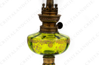 Lampe à pétrole dont le réservoir est en cristal de Saint-Louis modèle Massenet or présentant un décor de rinceaux en incrustations or sur un fond vert photo-5