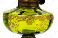 Lampe à pétrole dont le réservoir est en cristal de Saint-Louis modèle Massenet or présentant un décor de rinceaux en incrustations or sur un fond vert photo-6