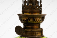 Lampe à pétrole dont le réservoir est en cristal de Saint-Louis modèle Massenet or présentant un décor de rinceaux en incrustations or sur un fond vert photo-4