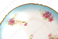 Petit plat rond creux en porcelaine de Limoges de la maison Sigismond Maas orné de chrysanthèmes rose et blancs sur un fond bleu clair et de liserets or photo-3