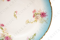 Petit plat rond creux en porcelaine de Limoges de la maison Sigismond Maas orné de chrysanthèmes rose et blancs sur un fond bleu clair et de liserets or photo-4