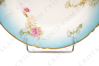 Petit plat rond creux en porcelaine de Limoges de la maison Sigismond Maas orné de chrysanthèmes rose et blancs sur un fond bleu clair et de liserets or photo-5