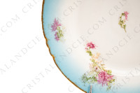 Petit plat rond creux en porcelaine de Limoges de la maison Sigismond Maas orné de chrysanthèmes rose et blancs sur un fond bleu clair et de liserets or photo-6