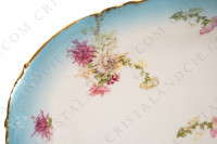 Plat ovale en porcelaine de Limoges de la maison Sigismond Maas orné de chrysanthèmes rose et blancs sur un fond bleu clair et de liserets or photo-3