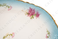 Plat ovale en porcelaine de Limoges de la maison Sigismond Maas orné de chrysanthèmes rose et blancs sur un fond bleu clair et de liserets or photo-4