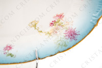 Plat ovale en porcelaine de Limoges de la maison Sigismond Maas orné de chrysanthèmes rose et blancs sur un fond bleu clair et de liserets or photo-5