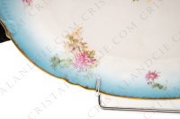 Plat ovale en porcelaine de Limoges de la maison Sigismond Maas orné de chrysanthèmes rose et blancs sur un fond bleu clair et de liserets or photo-6