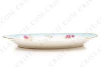 Plat ovale en porcelaine de Limoges de la maison Sigismond Maas orné de chrysanthèmes rose et blancs sur un fond bleu clair et de liserets or photo-2