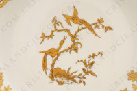 Plat rond en porcelaine de Limoges de la maison Bernardaud modèle Reine Elisabeth orné d oiseaux de paradis et de branchages or photo-3