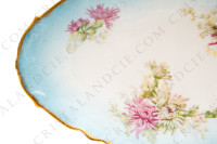 Ravier en porcelaine de Limoges de la maison Sigismond Maas orné de chrysanthèmes rose et blancs sur un fond bleu clair et de liserets or photo-3
