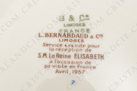 Saladier en porcelaine de Limoges de la maison Bernardaud modèle Reine Elisabeth orné d oiseaux de paradis et de branchages or photo-9