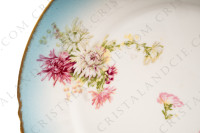 Série de six assiettes plates en porcelaine de Limoges de la maison Sigismond Maas ornée de chrysanthèmes rose et blancs sur un fond bleu clair et de liserets or photo-4