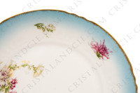Série de six assiettes plates en porcelaine de Limoges de la maison Sigismond Maas ornée de chrysanthèmes rose et blancs sur un fond bleu clair et de liserets or photo-5