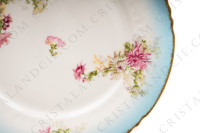 Série de six assiettes plates en porcelaine de Limoges de la maison Sigismond Maas ornée de chrysanthèmes rose et blancs sur un fond bleu clair et de liserets or photo-6